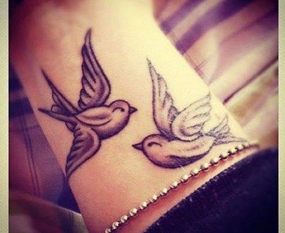 Vogel Tattoo Am Handgelenk Von Tattoo Magazin Com